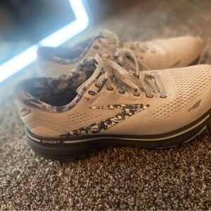 Brooks Women's Cream and Black Athletic Shoes